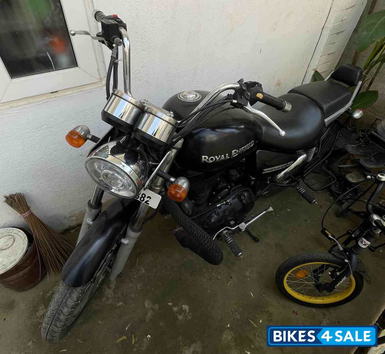 Black Royal Enfield Thunderbird 500