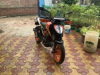 Black/orange KTM Duke 390 BS6