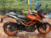 Black/orange KTM Duke 390 BS6