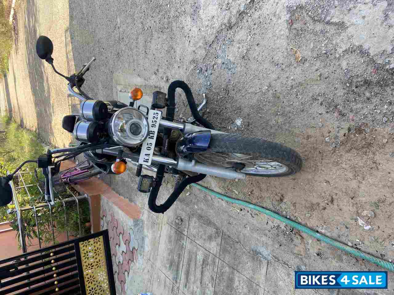 Blue Royal Enfield Thunderbird 350 Blue Royal Enfield Thunderbird 350