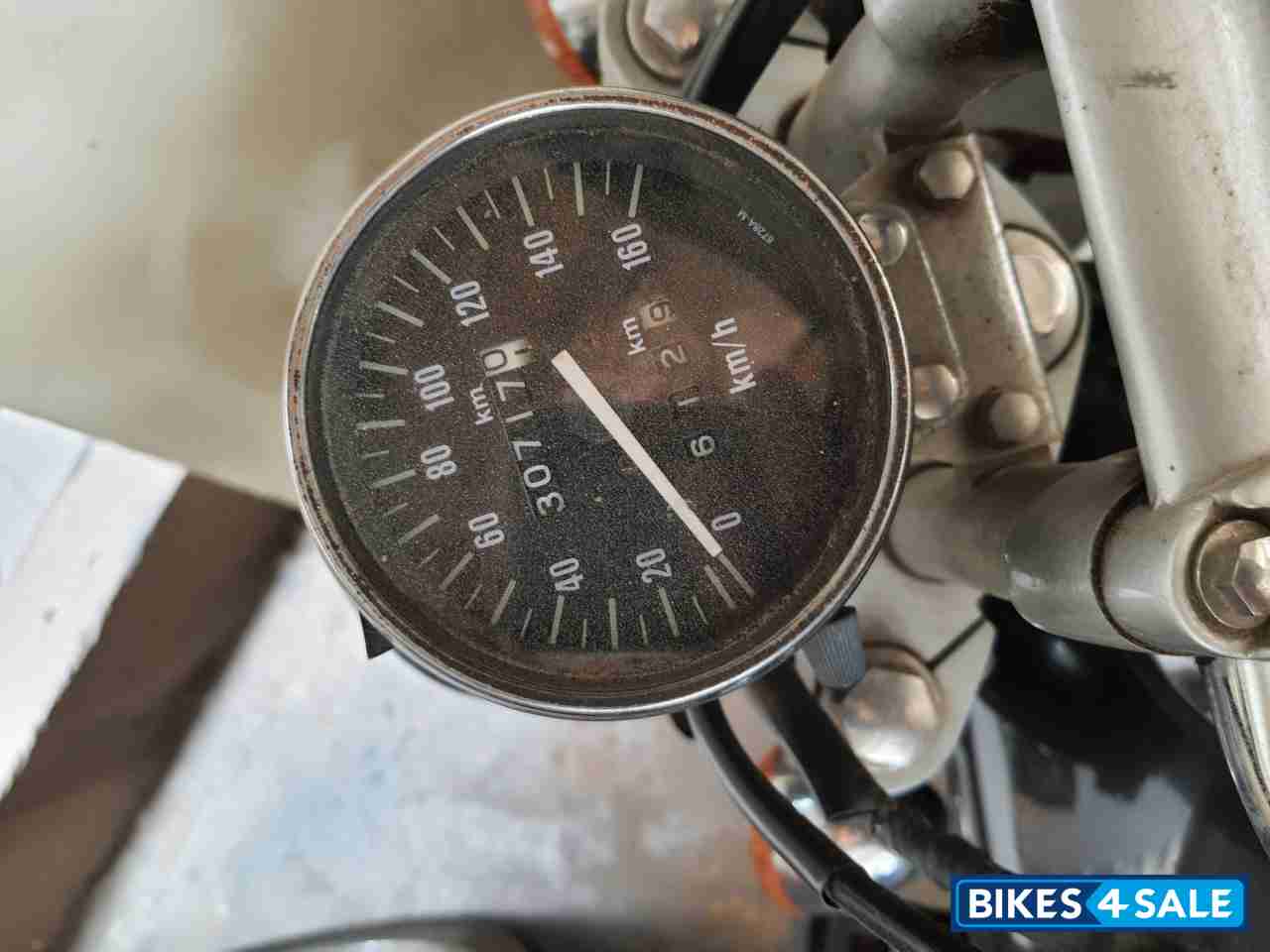 Black Bajaj Avenger 220 DTS-i