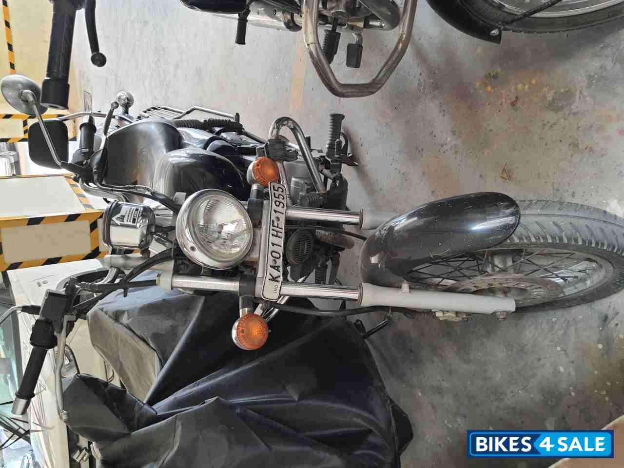 Black Bajaj Avenger 220 DTS-i