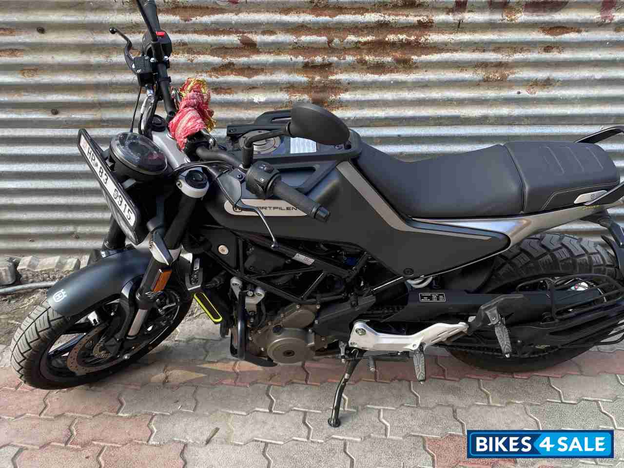 Black Husqvarna Svartpilen 250 2020