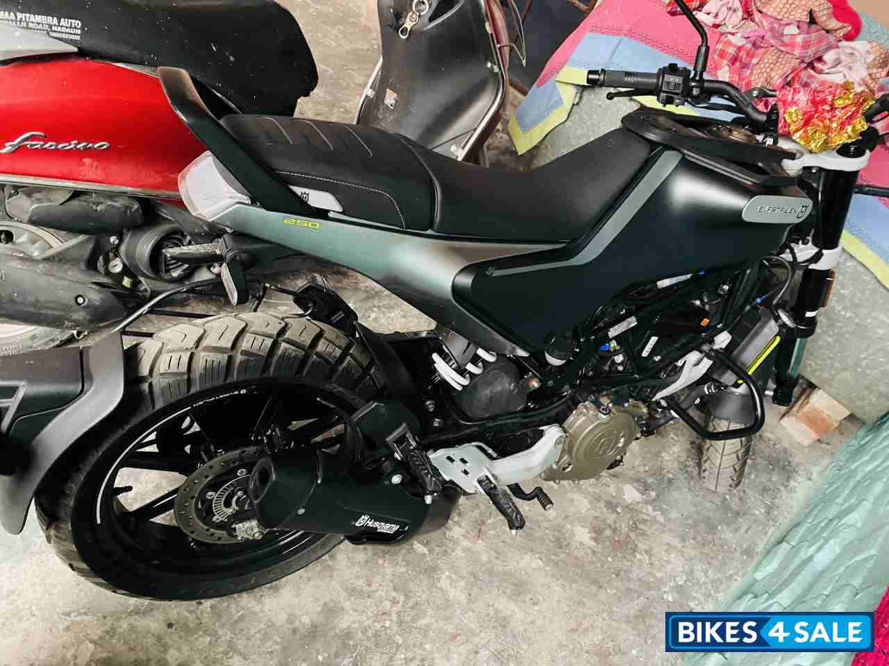 Black Husqvarna Svartpilen 250 2020