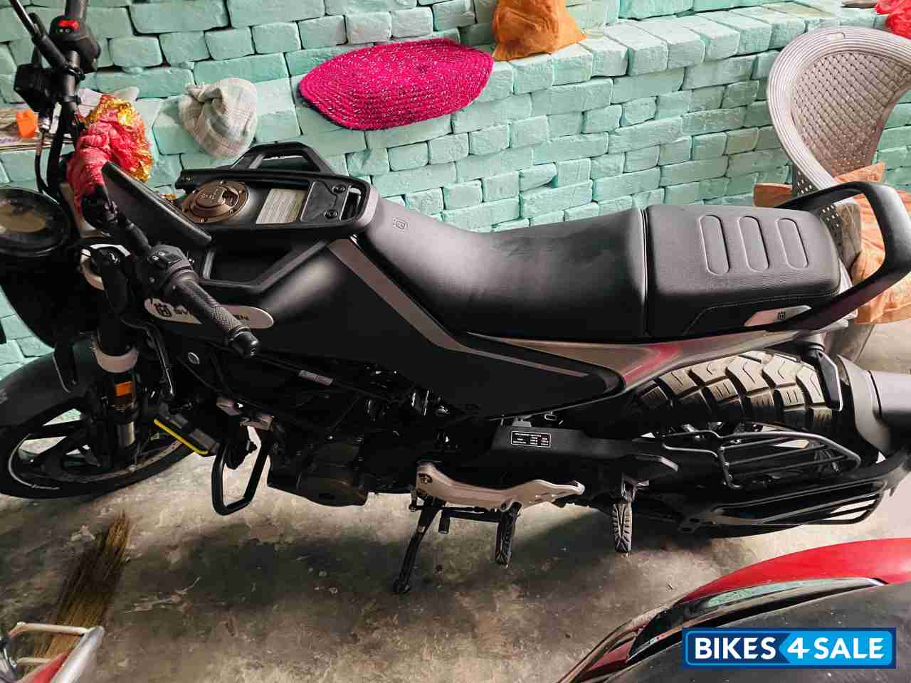 Black Husqvarna Svartpilen 250 2020