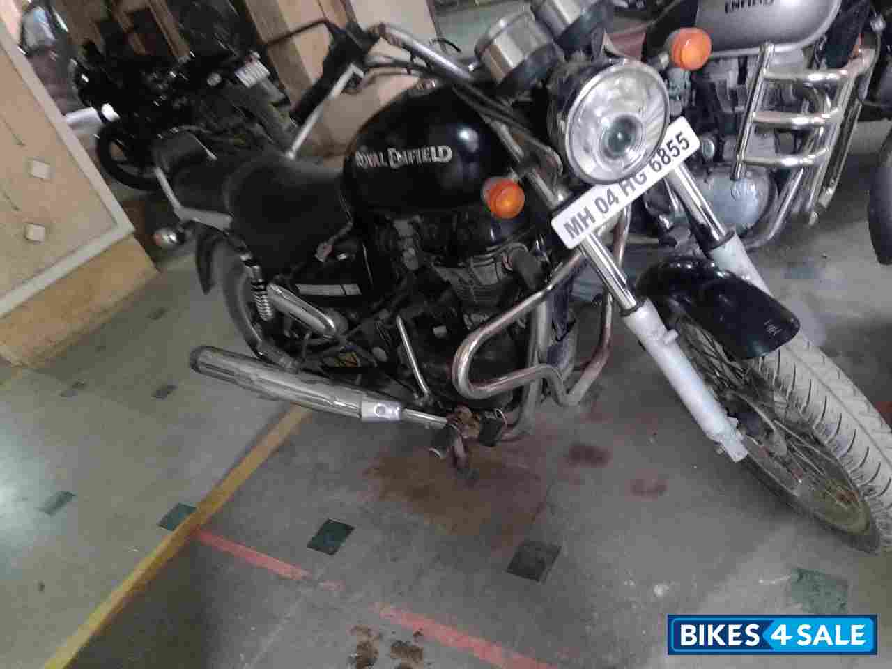 Black Royal Enfield Thunderbird 350