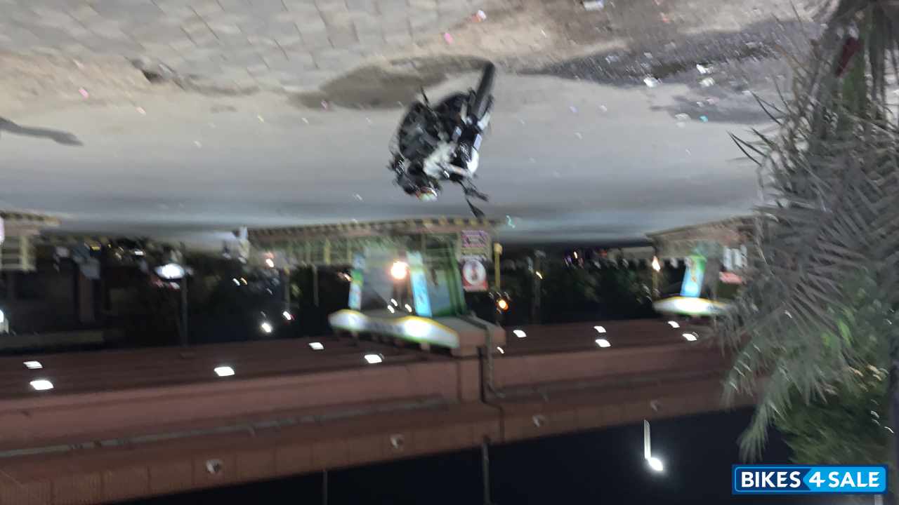 White Bajaj Dominar 400