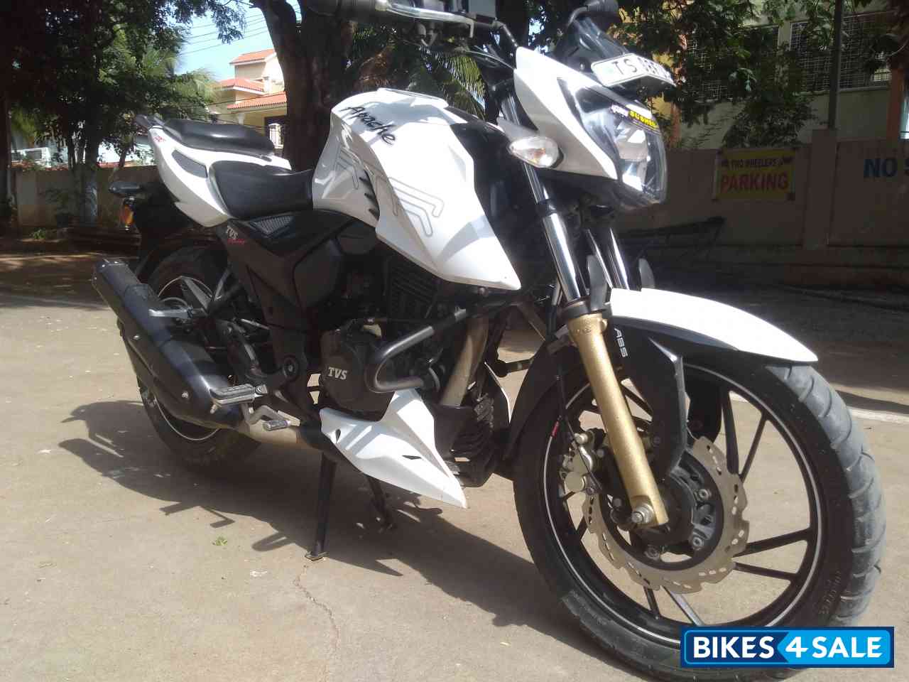 White TVS Apache RTR 200 4V ABS