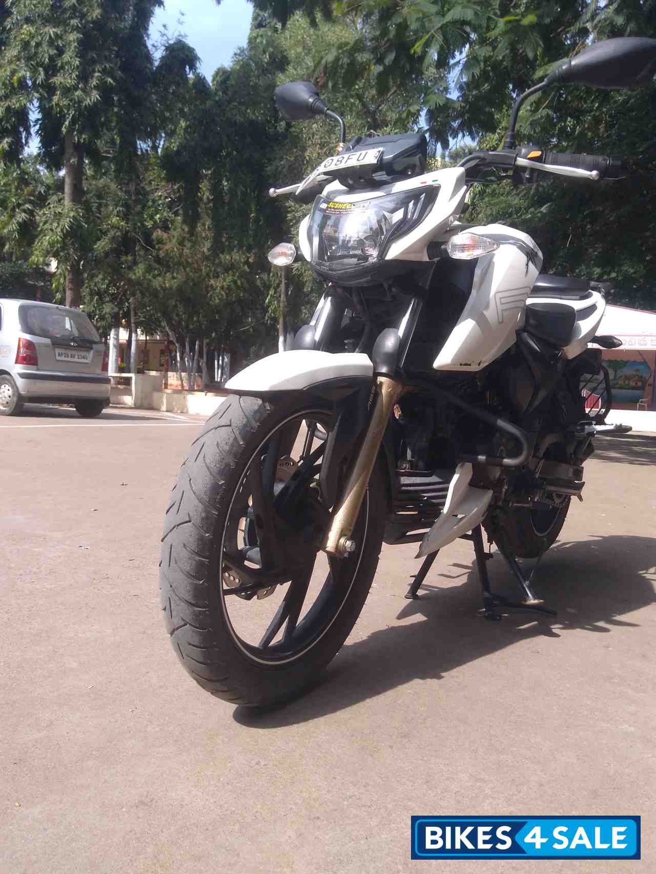 White TVS Apache RTR 200 4V ABS