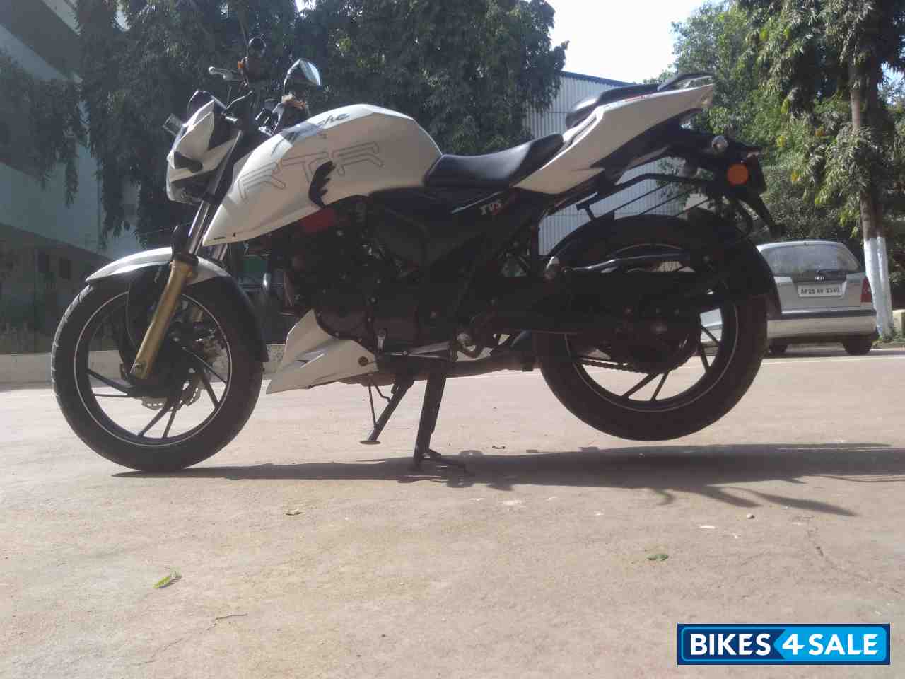 White TVS Apache RTR 200 4V ABS