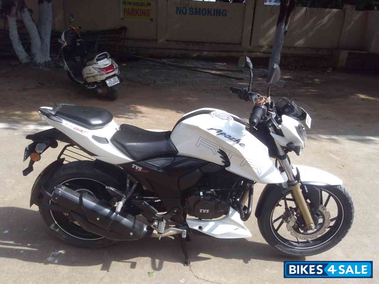 White TVS Apache RTR 200 4V ABS