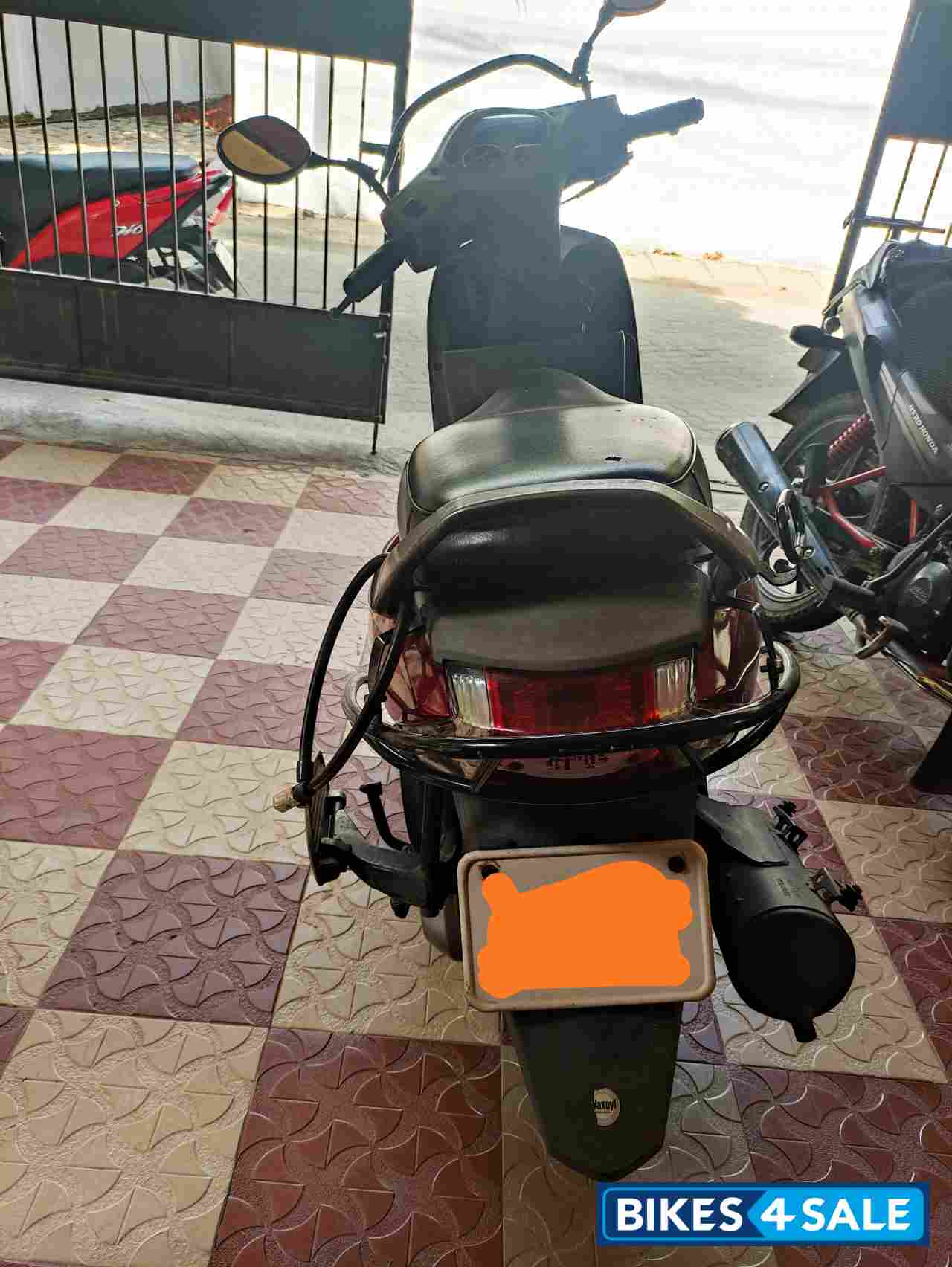 Red Honda Activa i