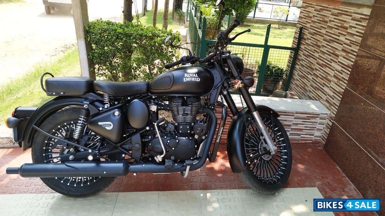 Black Royal Enfield Classic Stealth Black