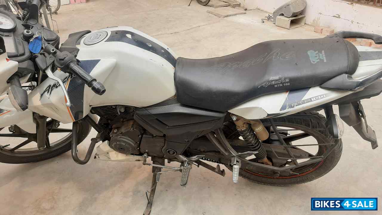 White TVS Apache RTR 160