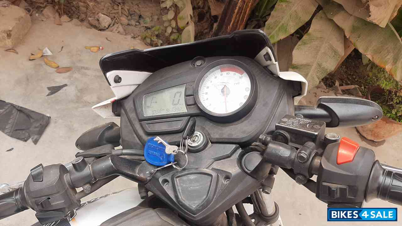 White TVS Apache RTR 160