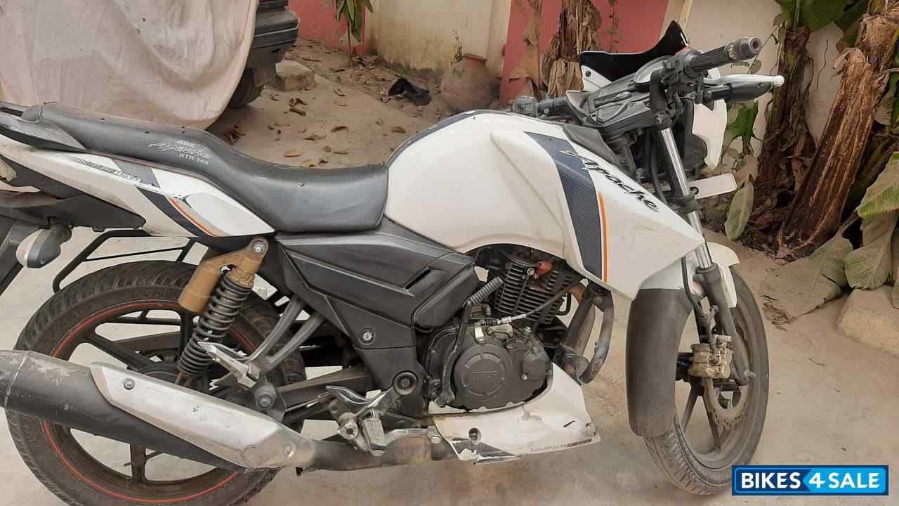 White TVS Apache RTR 160