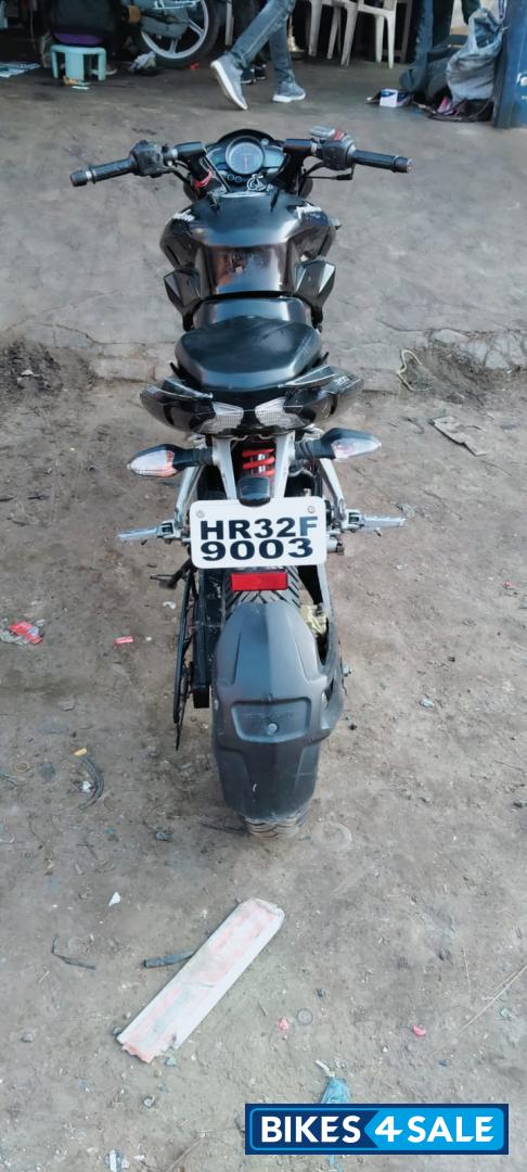 Black Bajaj Pulsar 200 NS