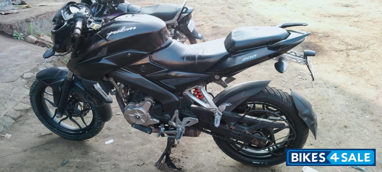 Black Bajaj Pulsar 200 NS