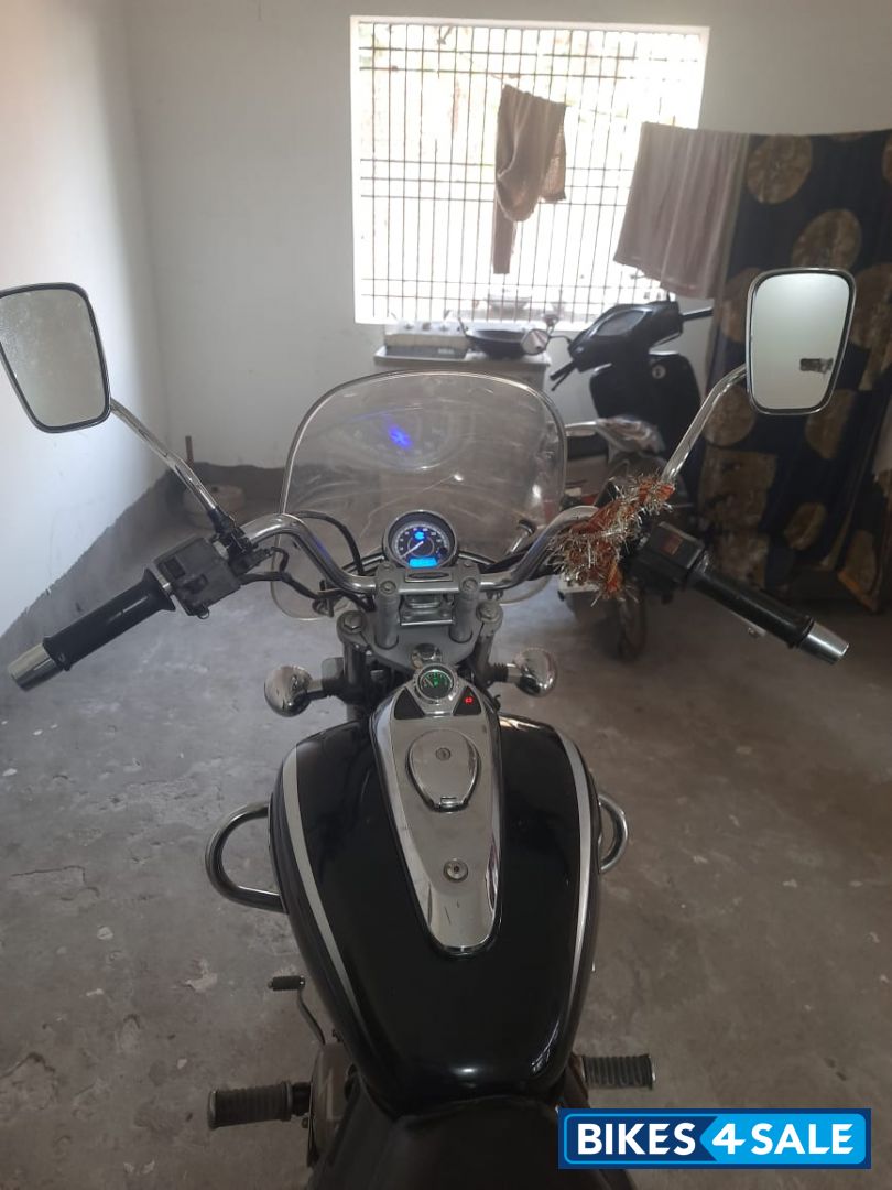 Black Bajaj Avenger Cruise 220