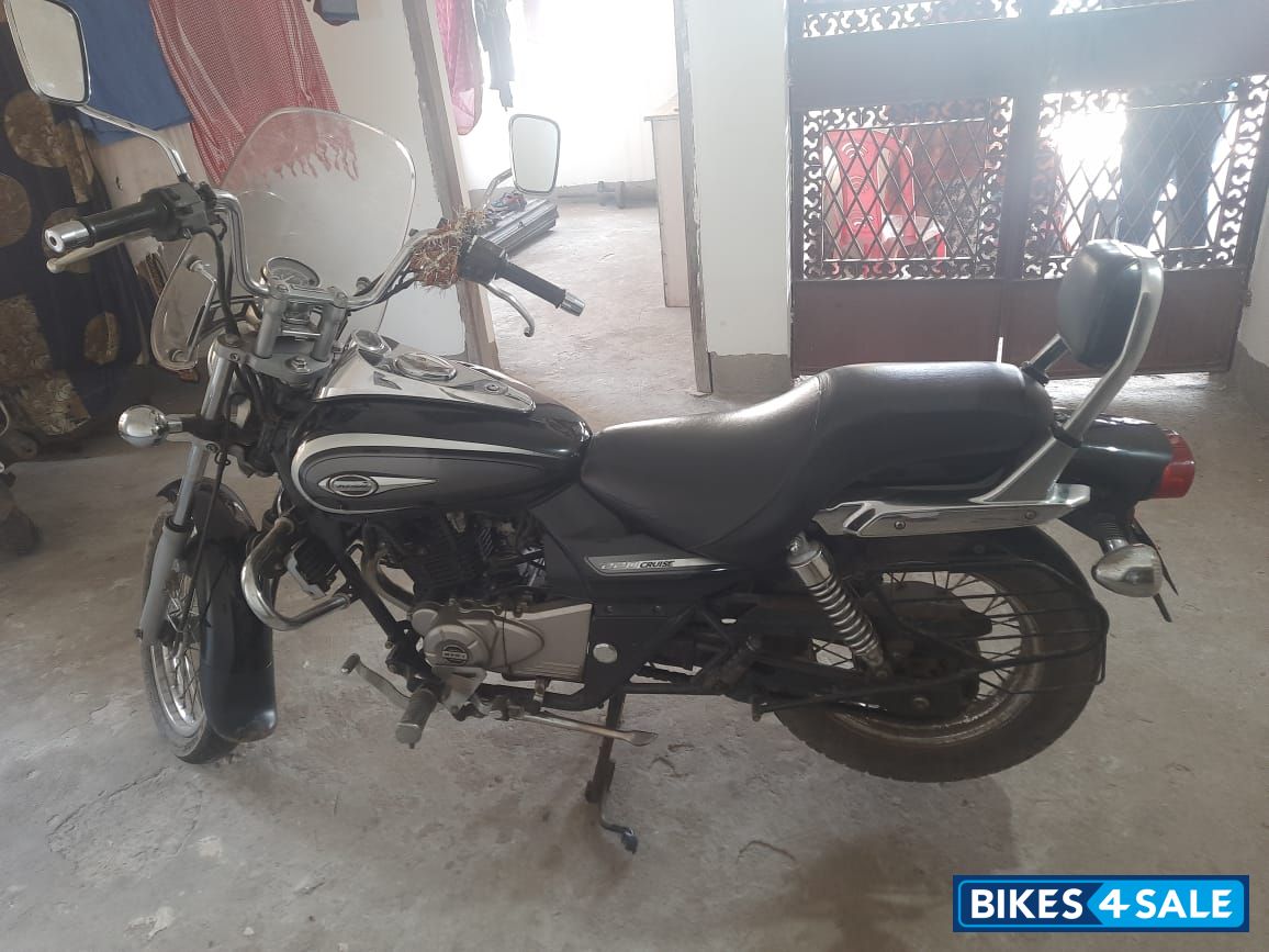 Black Bajaj Avenger Cruise 220