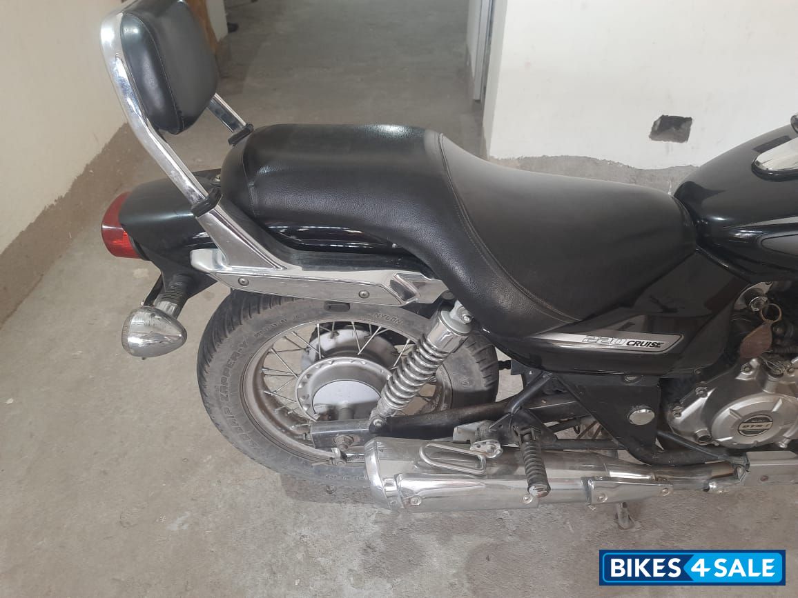 Black Bajaj Avenger Cruise 220