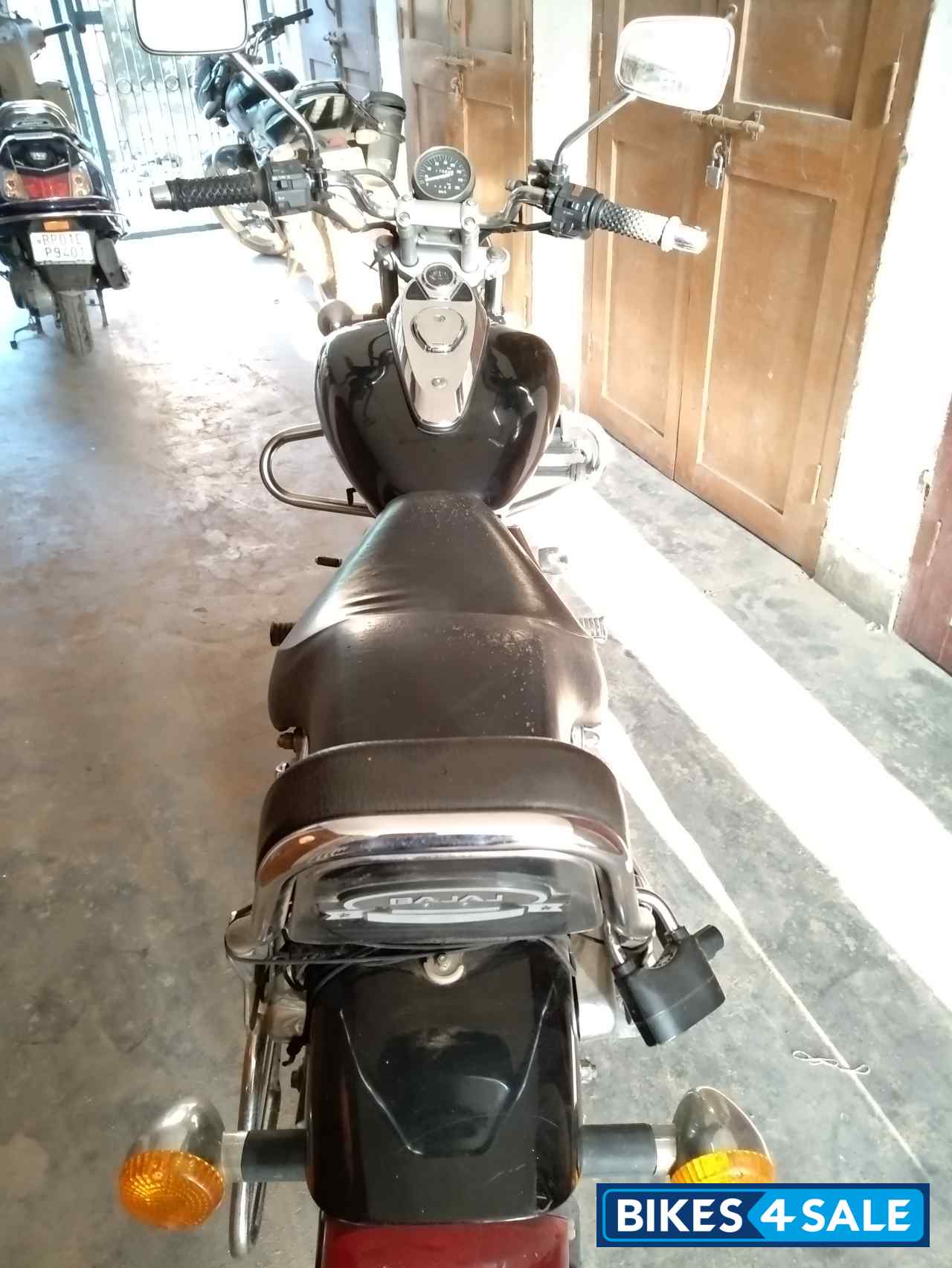 Black Bajaj Avenger 220 DTS-i