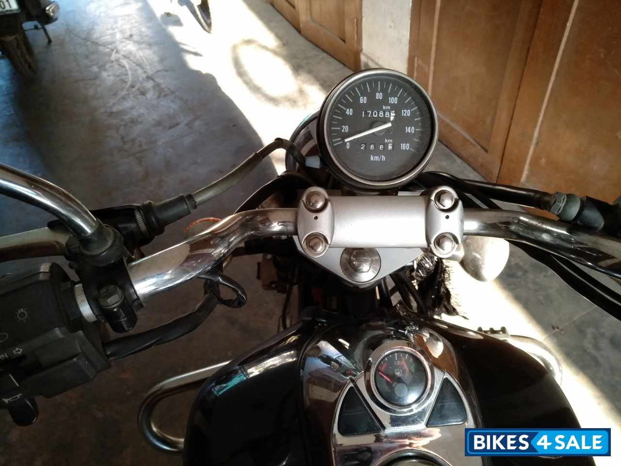 Black Bajaj Avenger 220 DTS-i