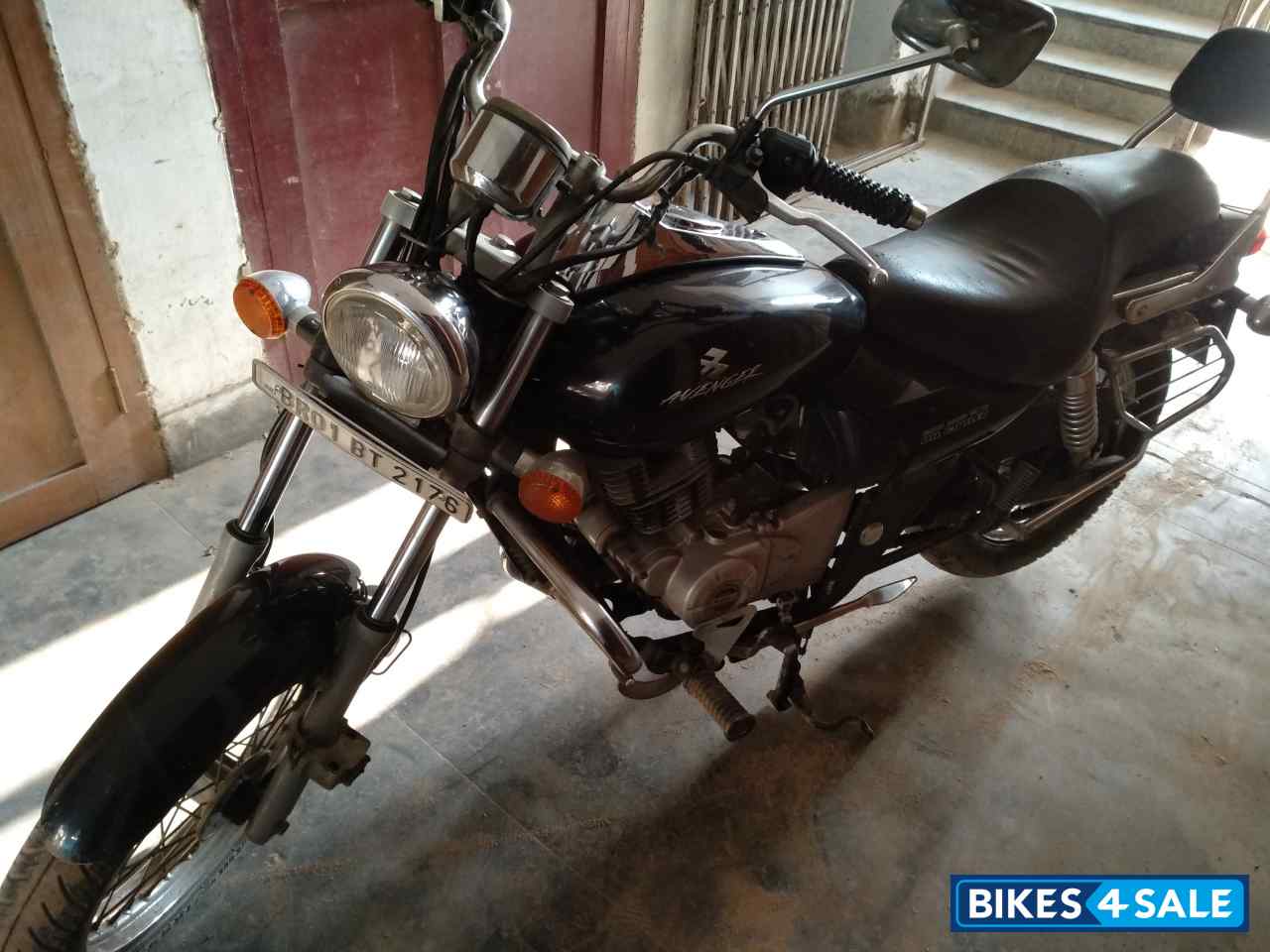 Black Bajaj Avenger 220 DTS-i