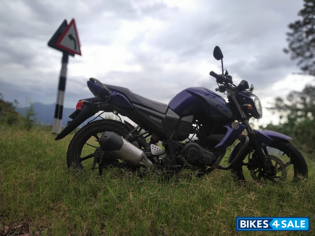 Blue Yamaha FZ16