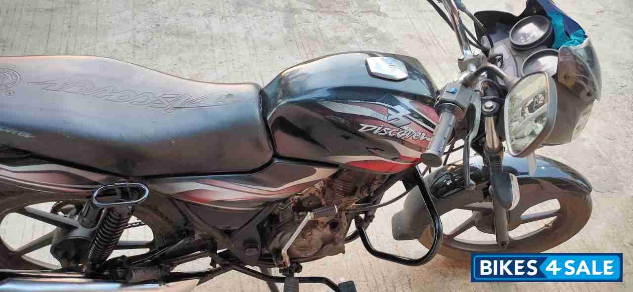 Black Bajaj Discover 100 DTS-Si