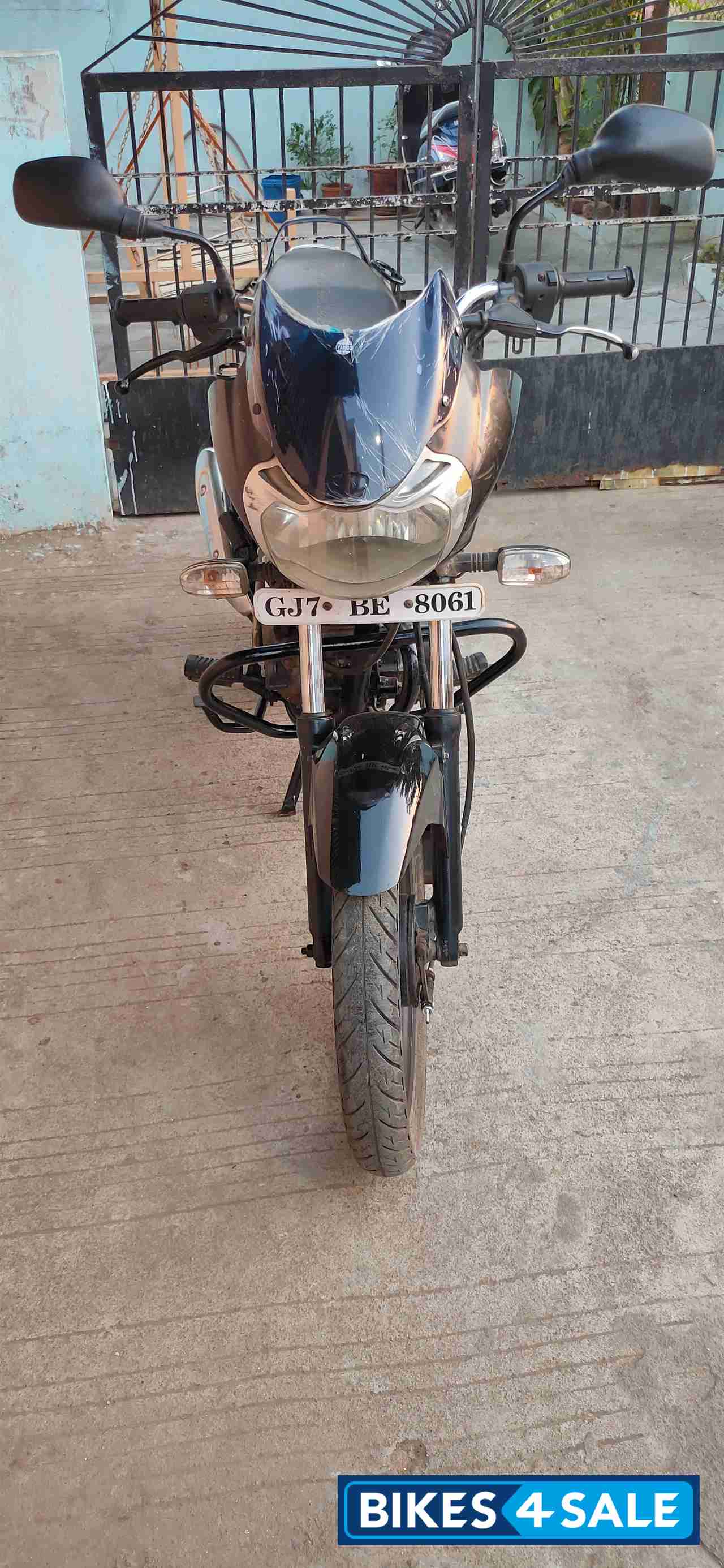 Black Bajaj Discover 100 DTS-Si