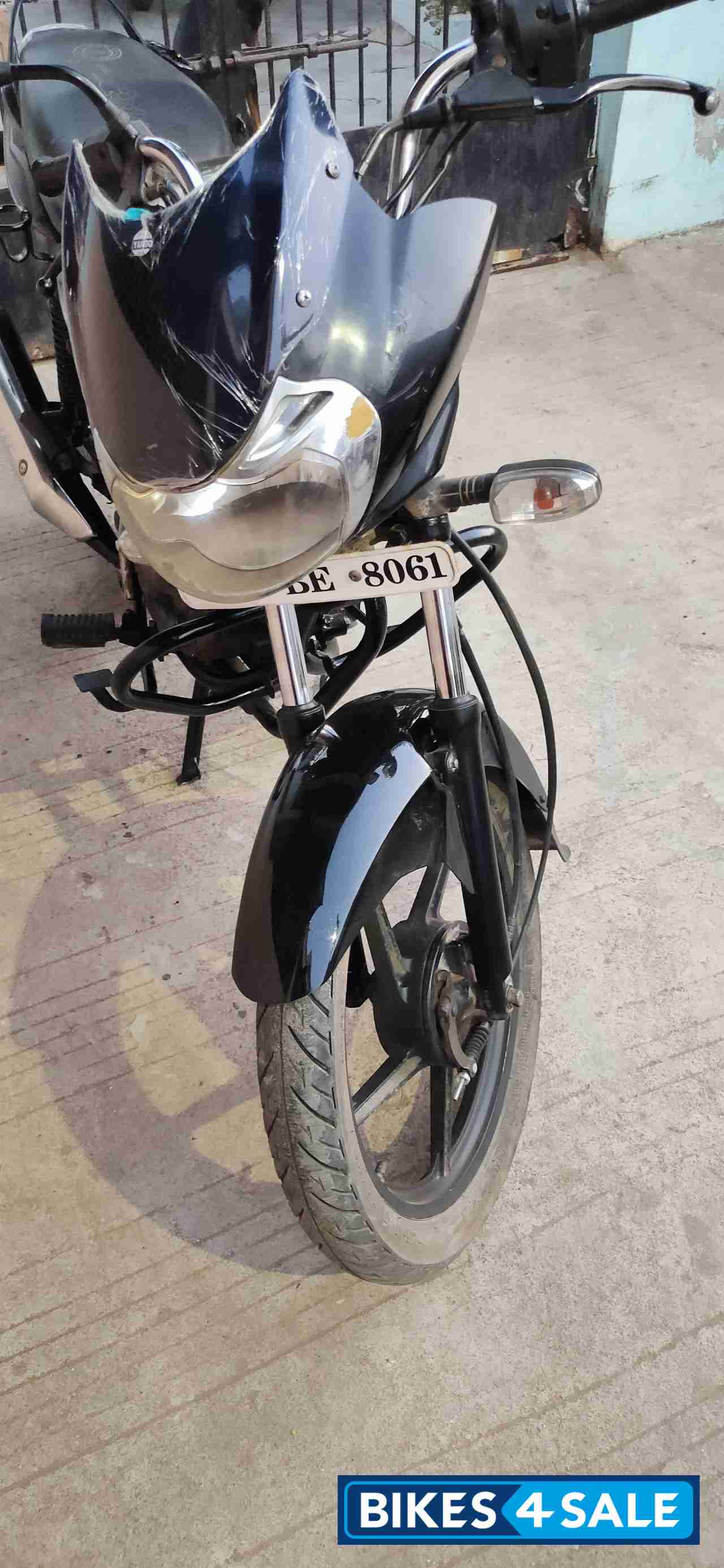 Black Bajaj Discover 100 DTS-Si