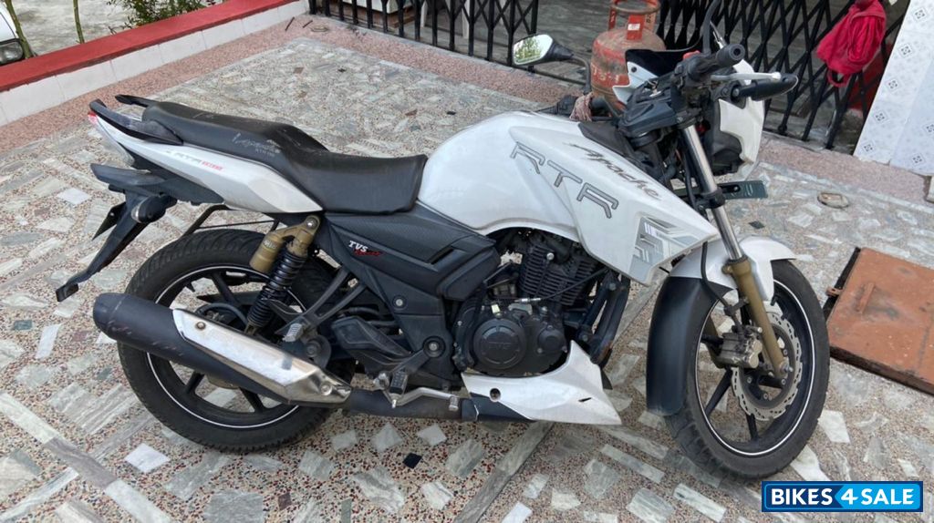 White TVS Apache RTR 180