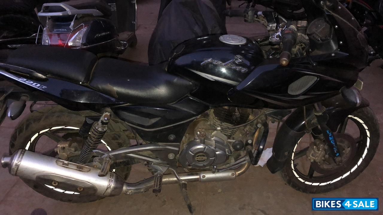 Black Bajaj Pulsar 220 DTSi