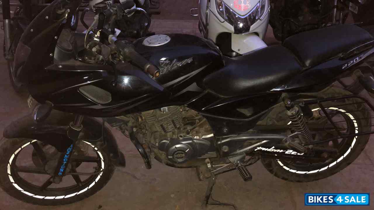 Black Bajaj Pulsar 220 DTSi