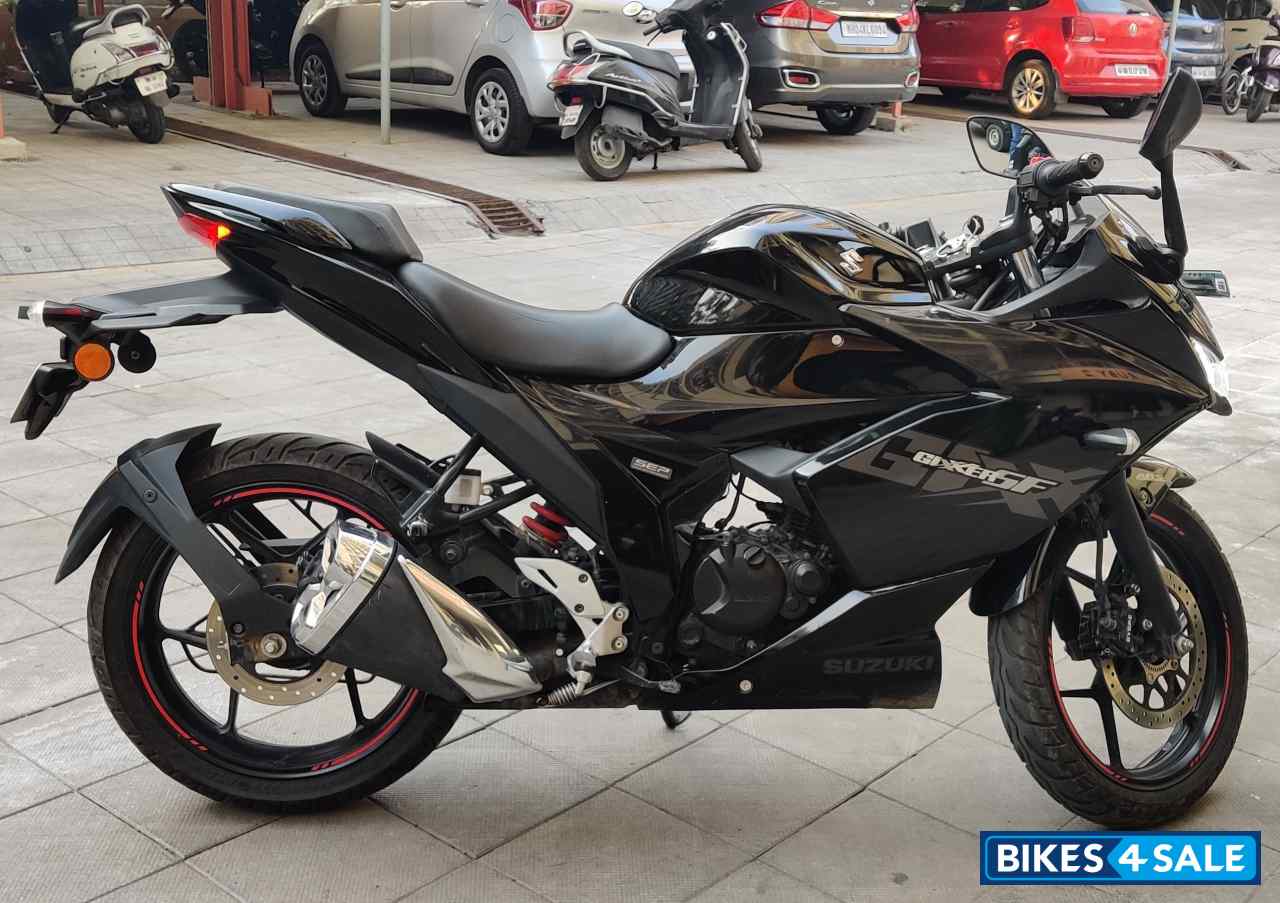 Black Suzuki Gixxer SF Fi