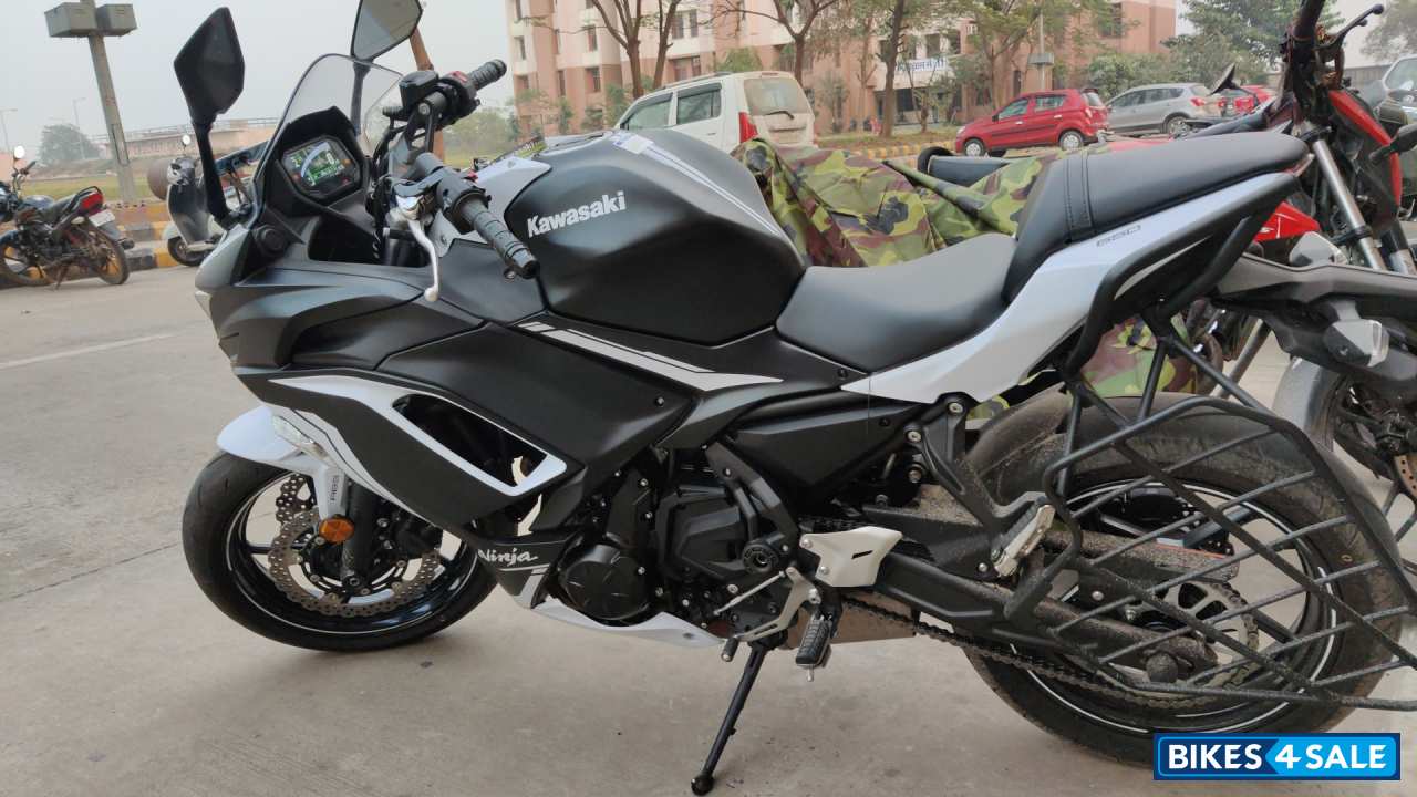 Black Kawasaki Ninja 650 BS6 2021