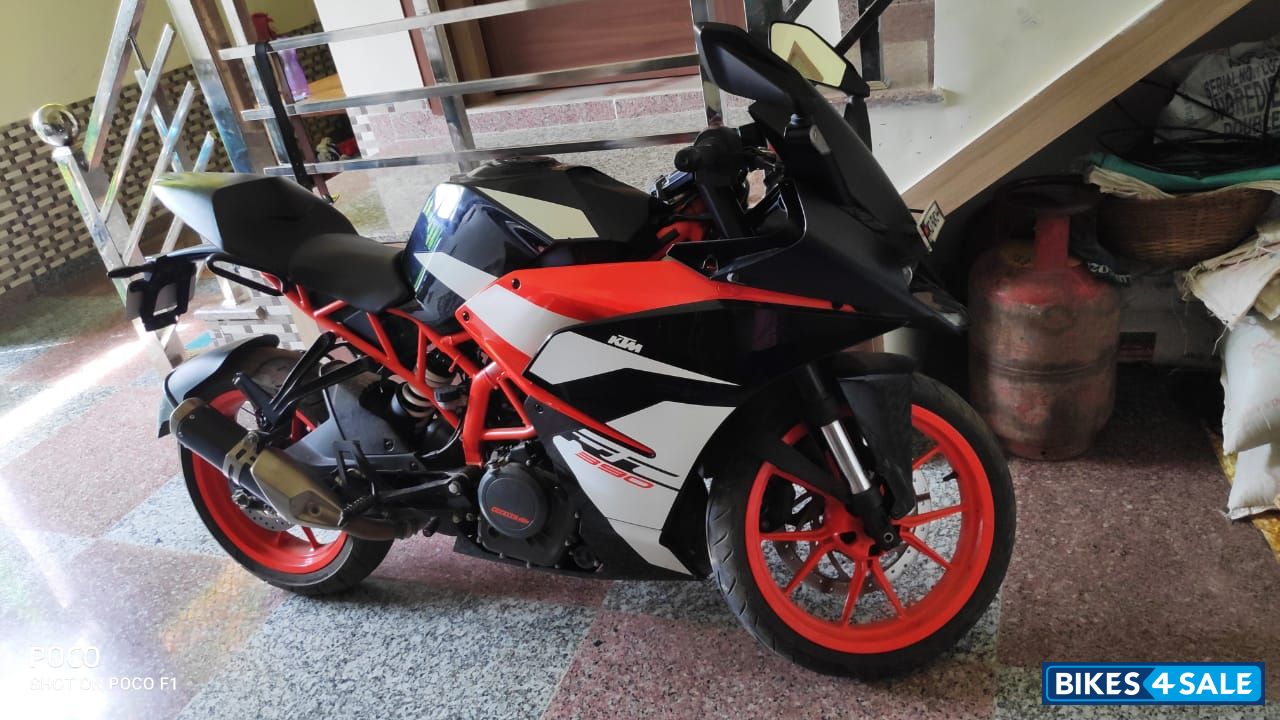 Black & White KTM RC 390