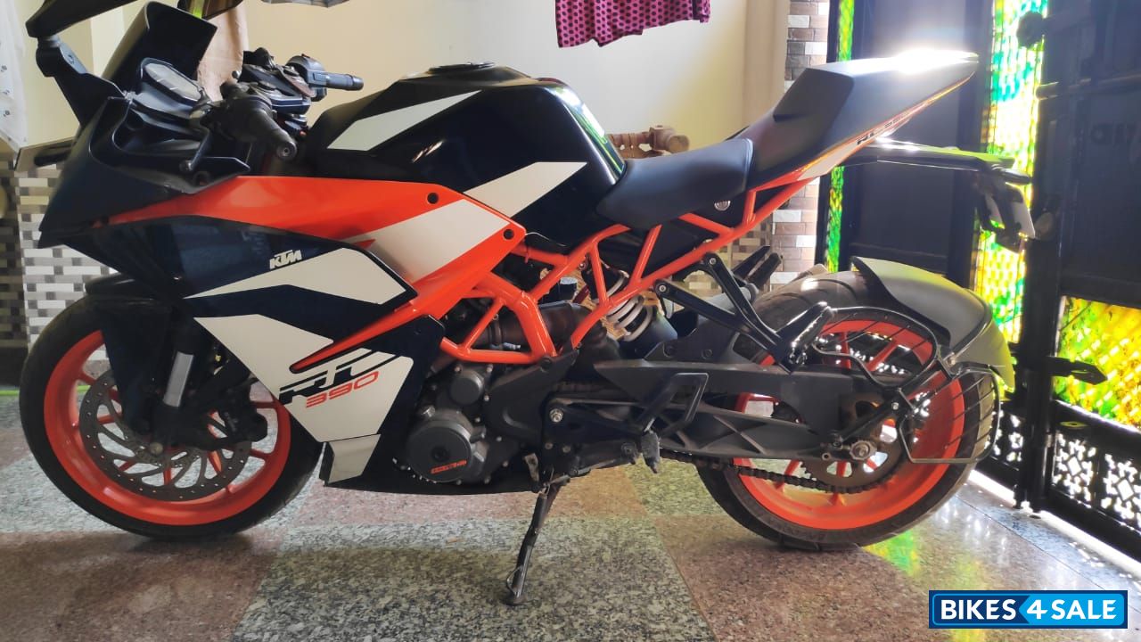 Black & White KTM RC 390 Black & White KTM RC 390