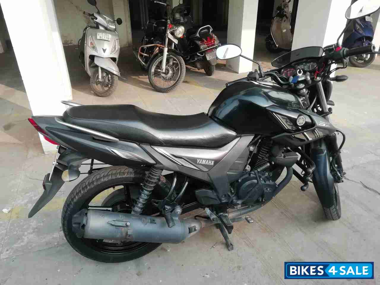 Black Yamaha SZ-RR V2