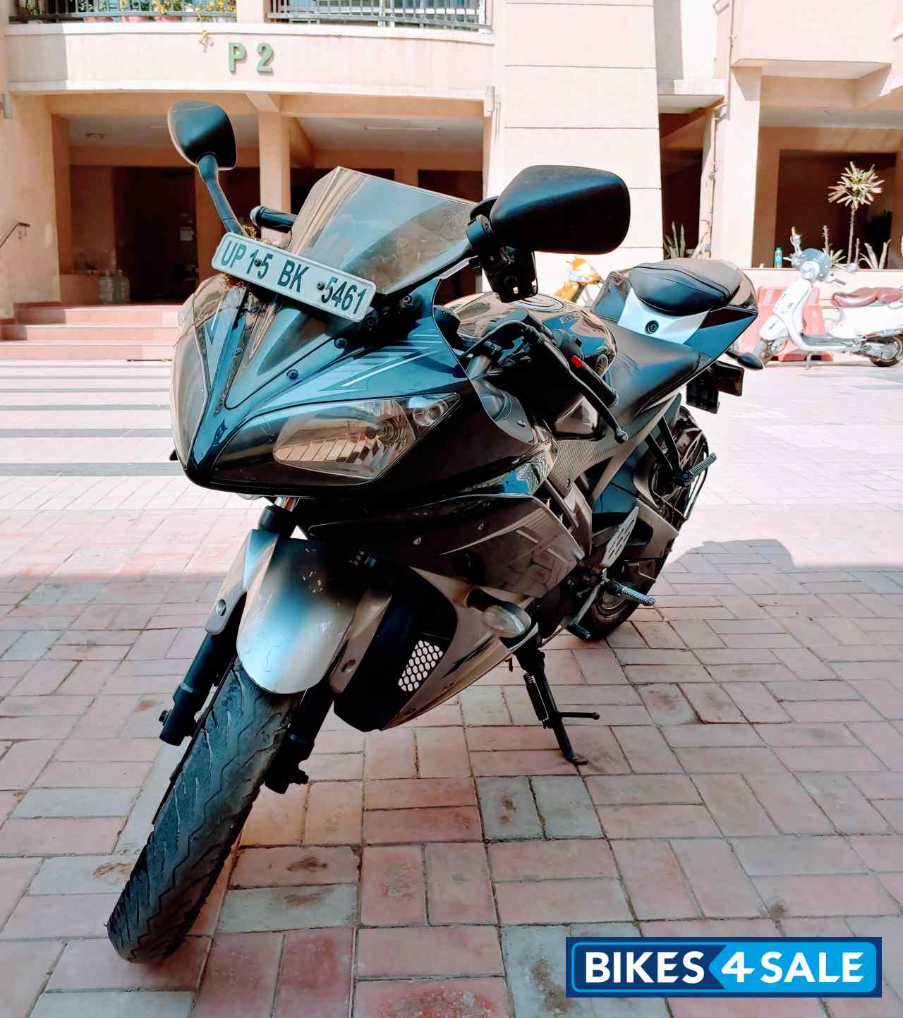 Black Yamaha YZF R15 V2