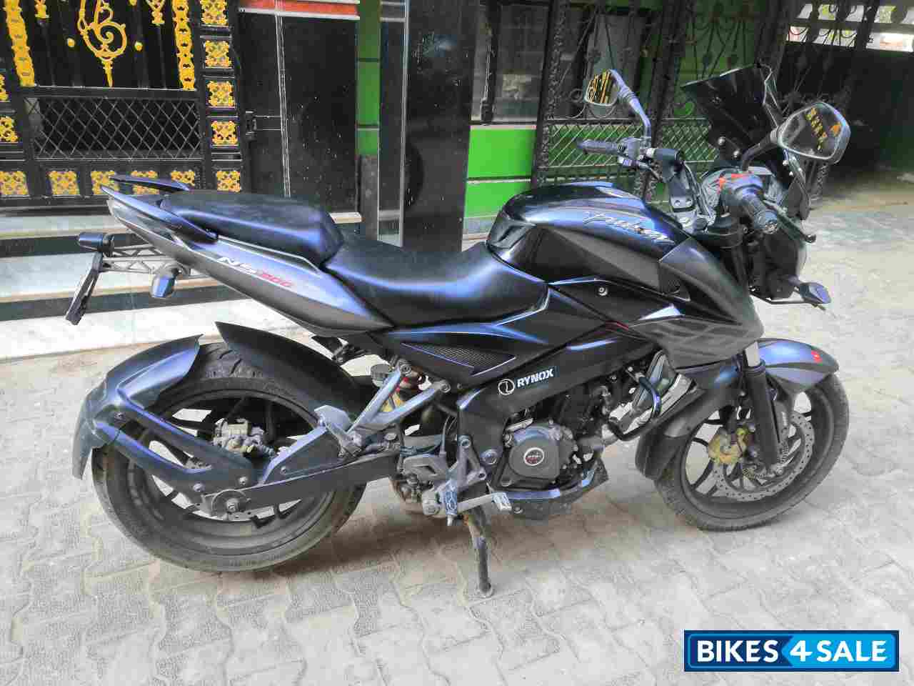 Sparkling Black + Ma Bajaj Pulsar 200 NS ABS