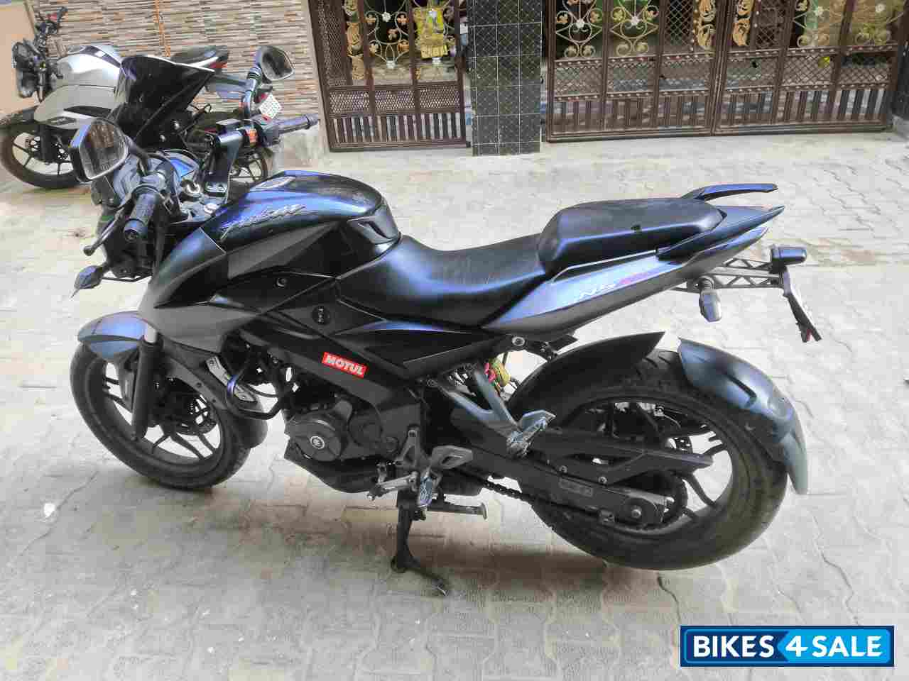Sparkling Black + Ma Bajaj Pulsar 200 NS ABS