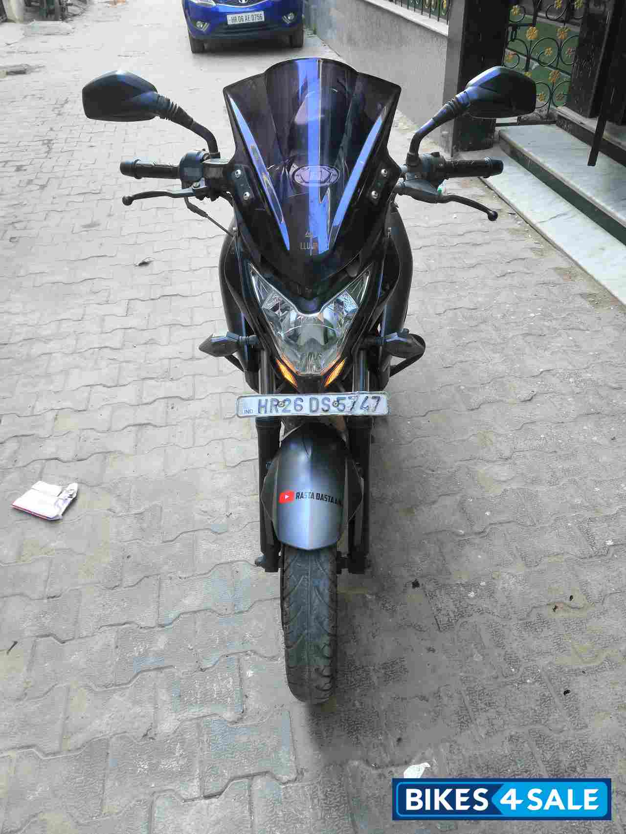 Sparkling Black + Ma Bajaj Pulsar 200 NS ABS