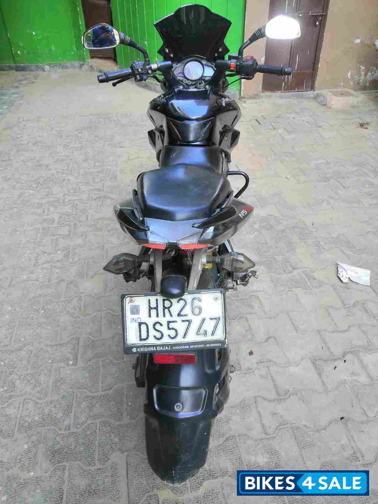 Sparkling Black + Ma Bajaj Pulsar 200 NS ABS