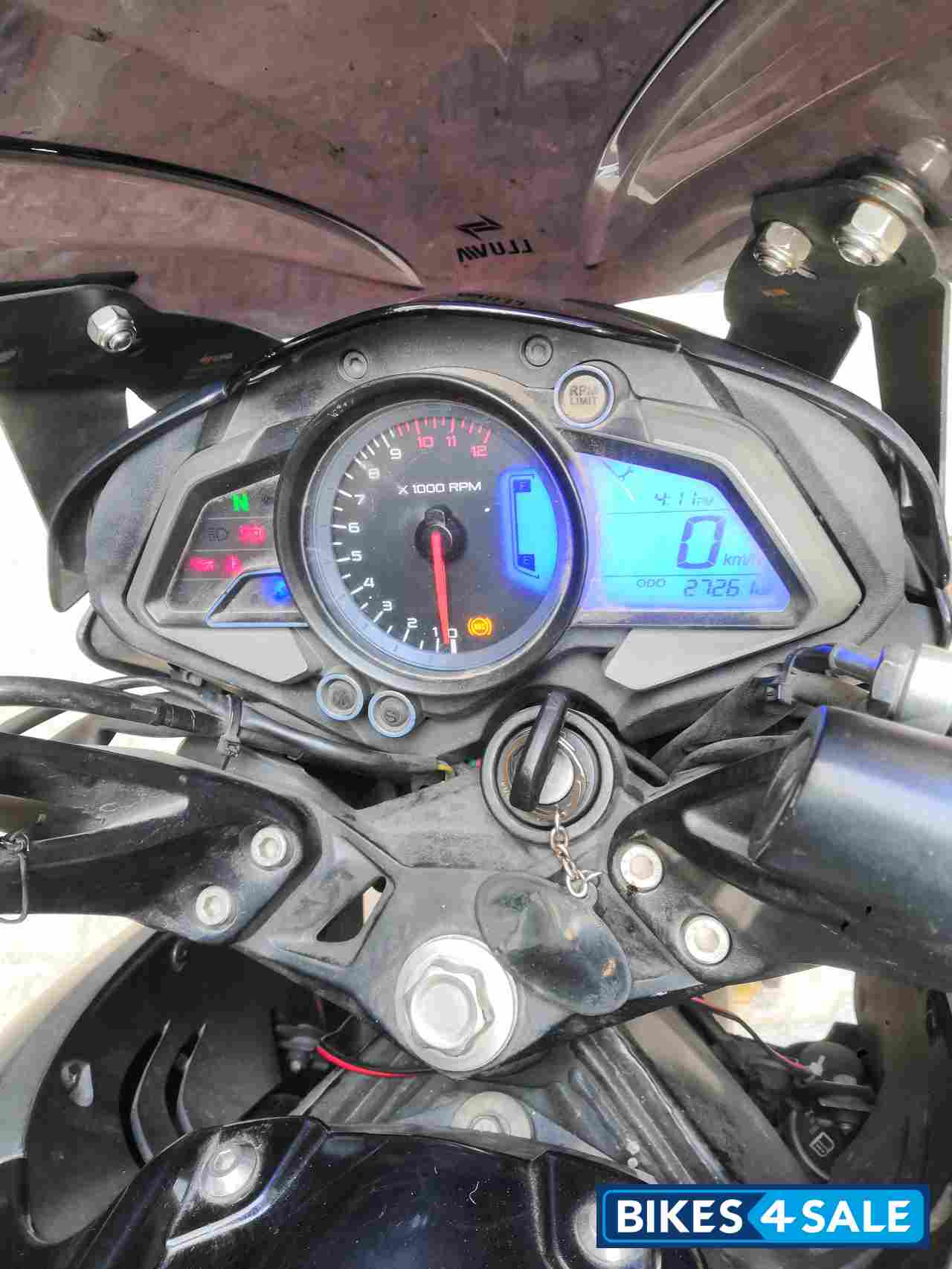 Sparkling Black + Ma Bajaj Pulsar 200 NS ABS