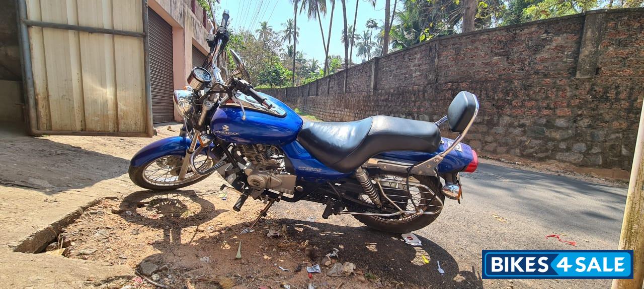 Blue Bajaj Avenger 220 DTS-i