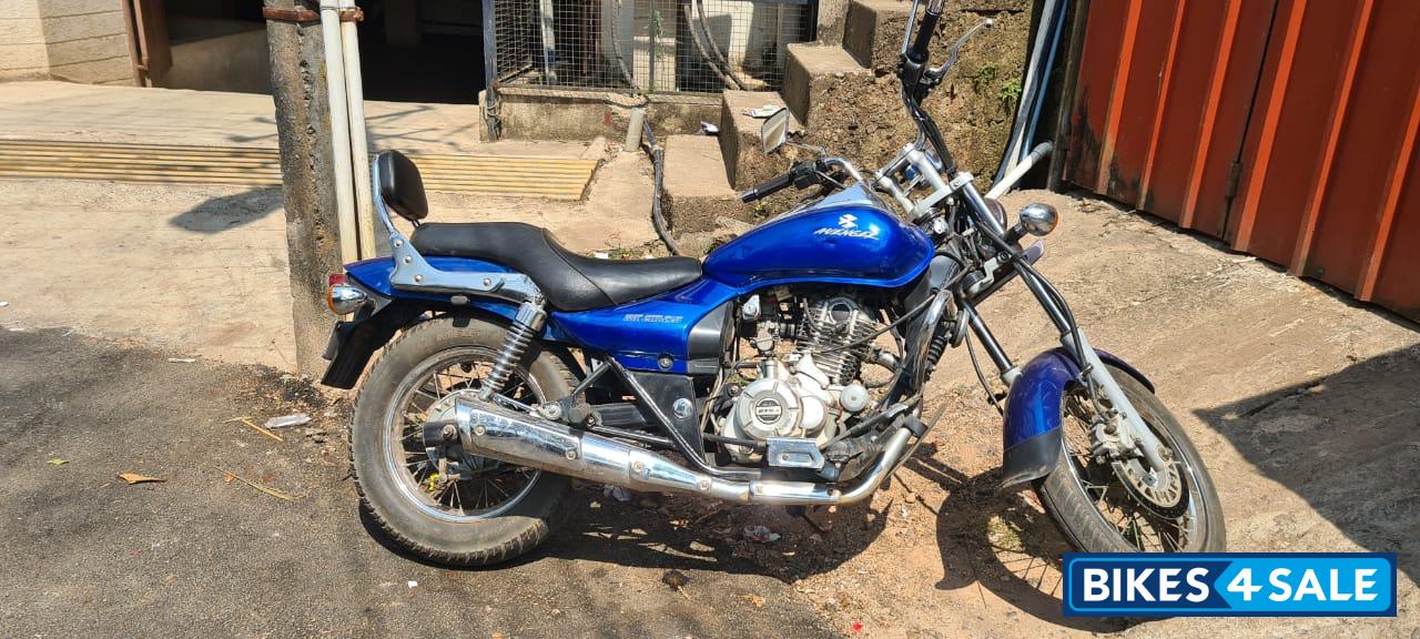 Blue Bajaj Avenger 220 DTS-i