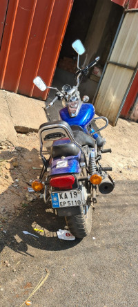 Blue Bajaj Avenger 220 DTS-i
