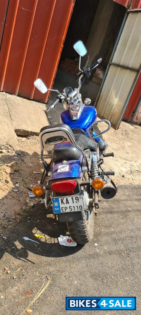 Blue Bajaj Avenger 220 DTS-i